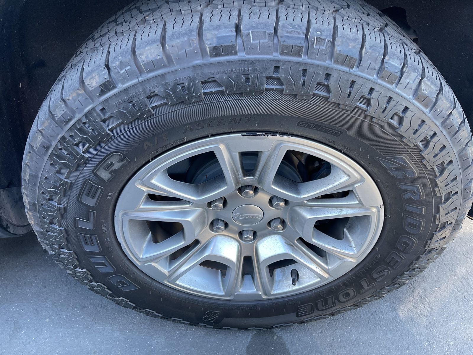 2023 Jeep Wagoneer Base