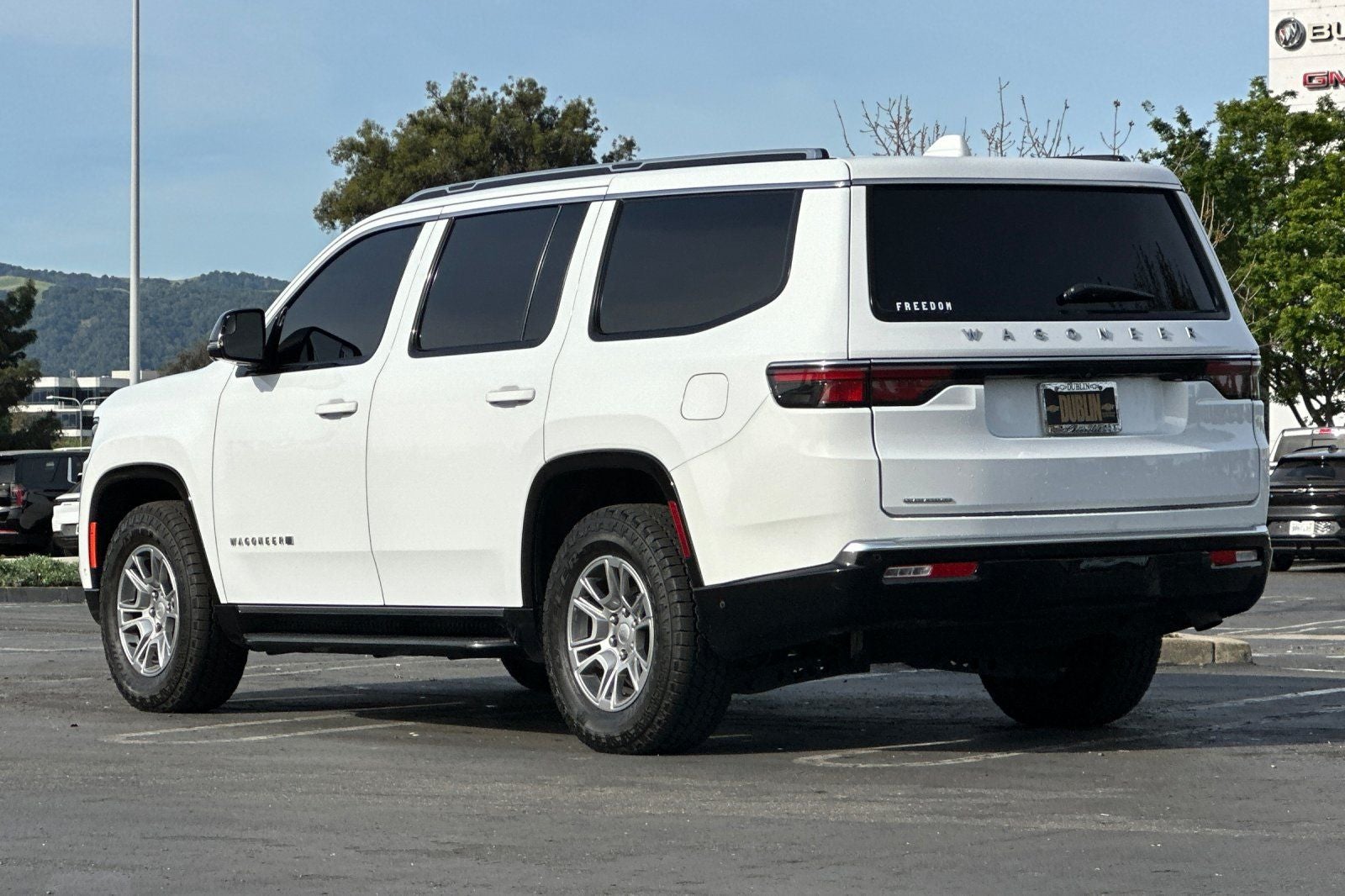 2023 Jeep Wagoneer Base