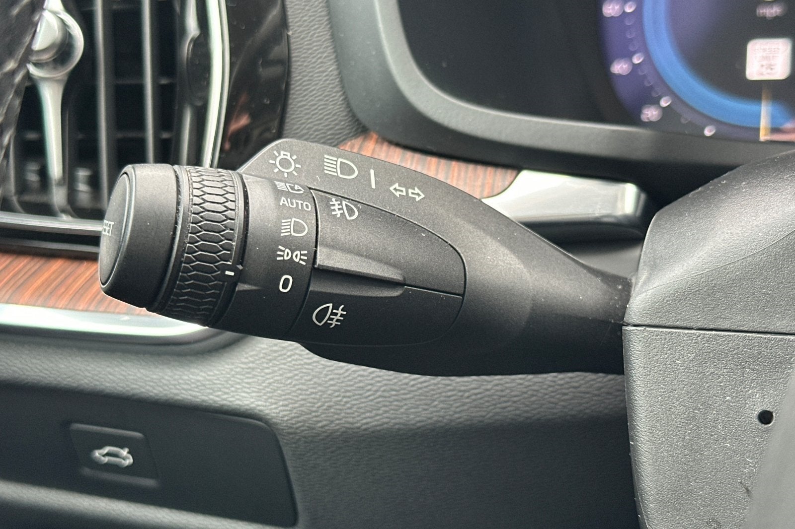 2024 Volvo S60 B5 Plus Dark Theme