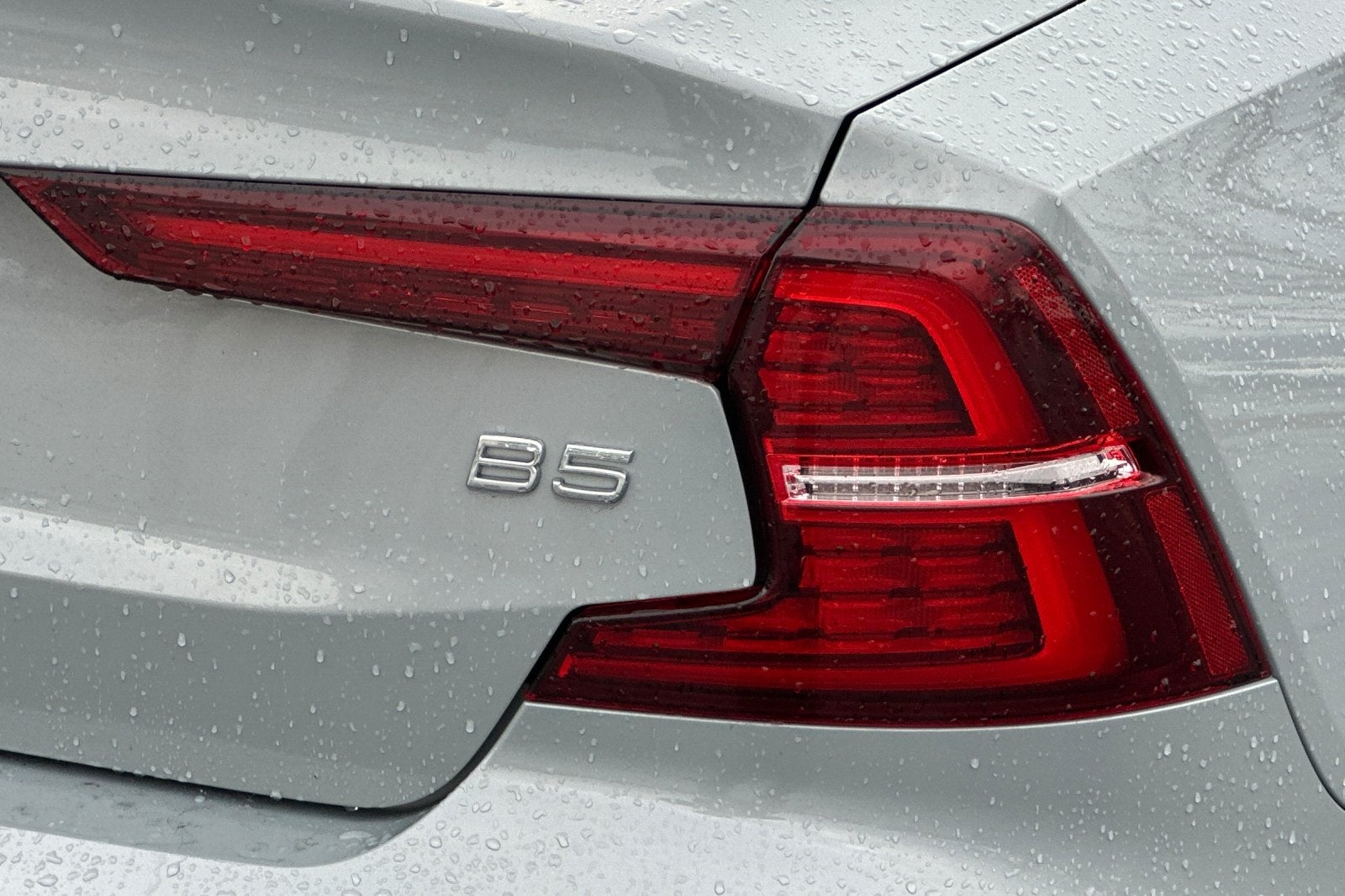 2024 Volvo S60 B5 Plus Dark Theme