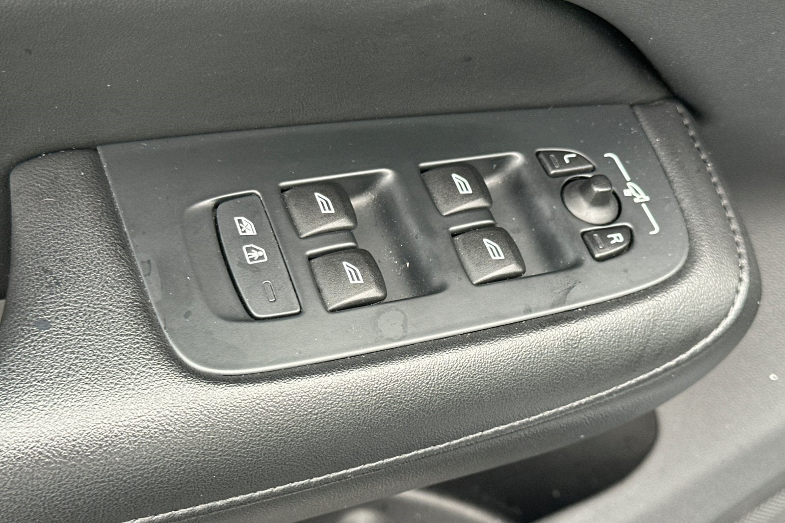 2024 Volvo S60 B5 Plus Dark Theme