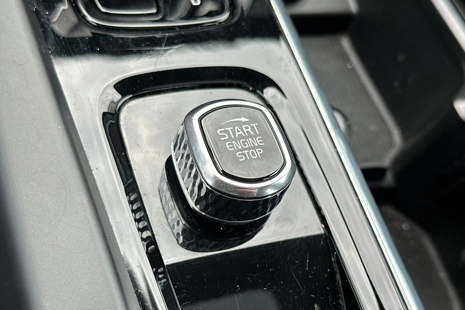 2024 Volvo S60 B5 Plus Dark Theme