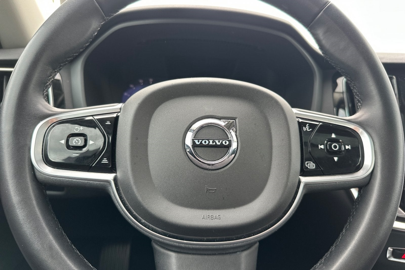 2024 Volvo S60 B5 Plus Dark Theme