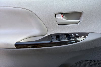 2014 Toyota Sienna LE 8 Passenger