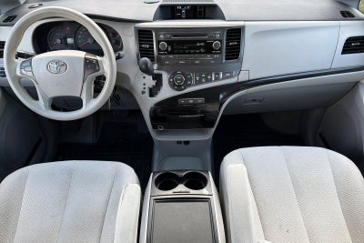 2014 Toyota Sienna LE 8 Passenger