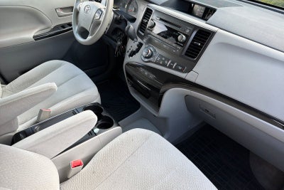 2014 Toyota Sienna LE 8 Passenger