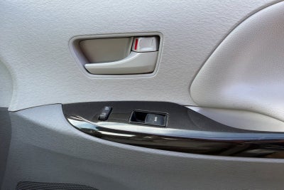 2014 Toyota Sienna LE 8 Passenger