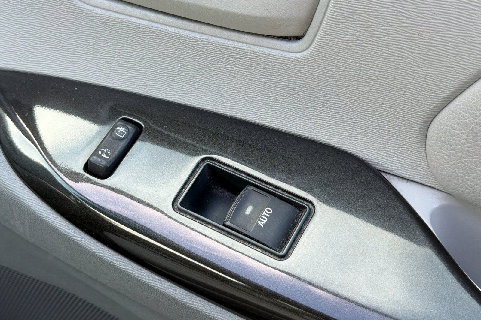 2014 Toyota Sienna LE 8 Passenger