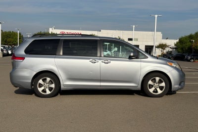 2014 Toyota Sienna LE 8 Passenger