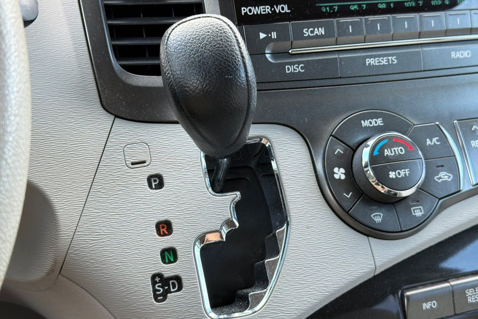 2014 Toyota Sienna LE 8 Passenger