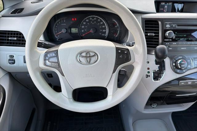 2014 Toyota Sienna LE 8 Passenger