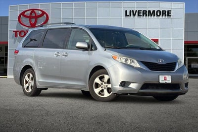 2014 Toyota Sienna LE 8 Passenger