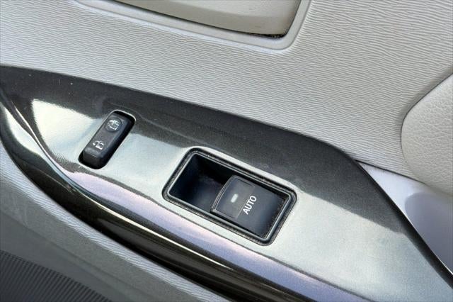 2014 Toyota Sienna LE 8 Passenger