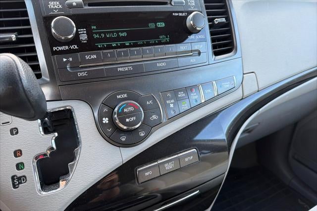 2014 Toyota Sienna LE 8 Passenger