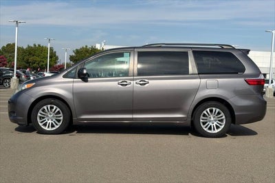2016 Toyota Sienna XLE 8 Passenger