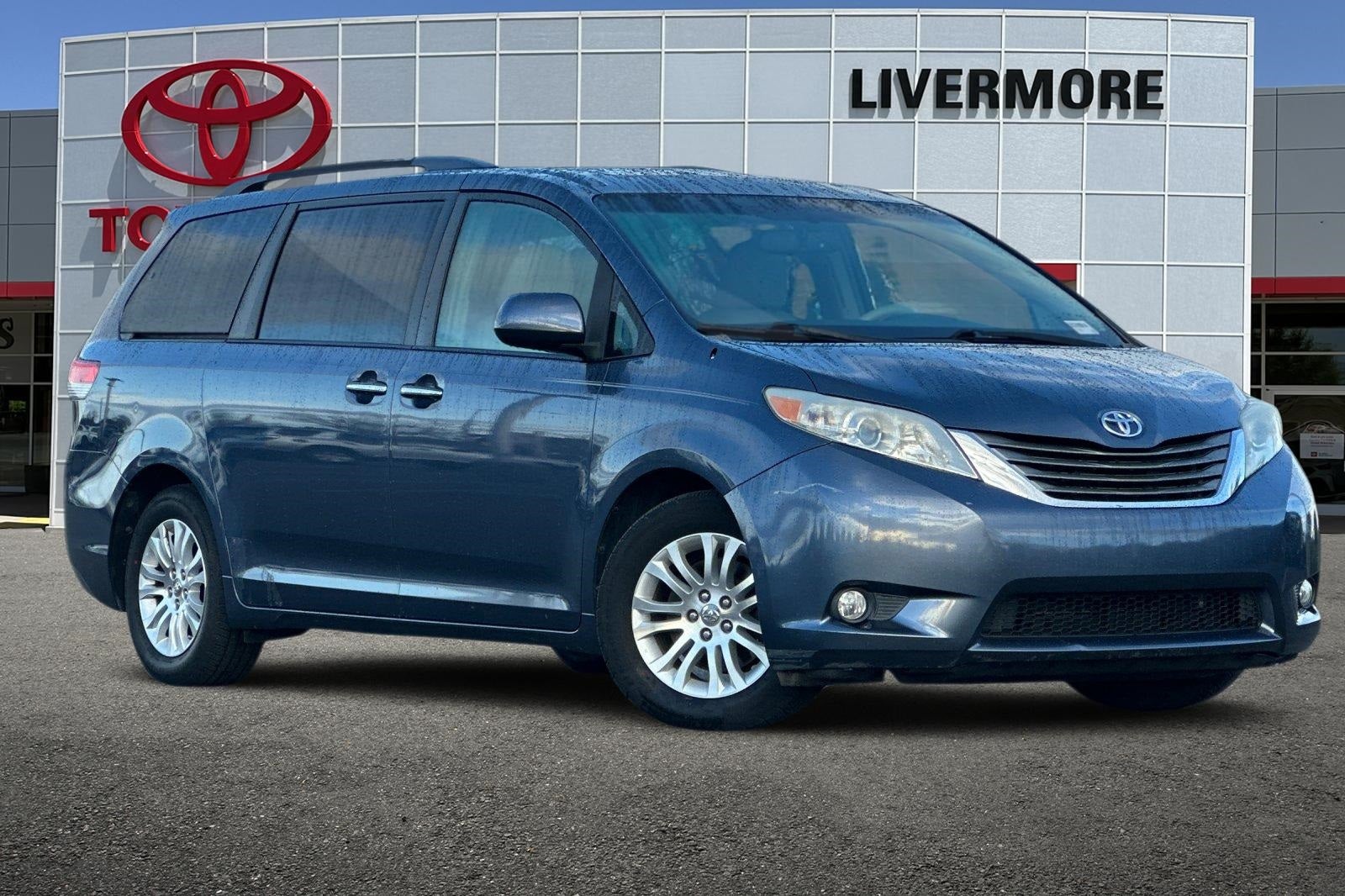 2013 Toyota Sienna XLE 8 Passenger