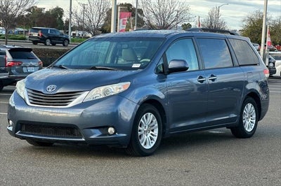 2013 Toyota Sienna XLE 8 Passenger