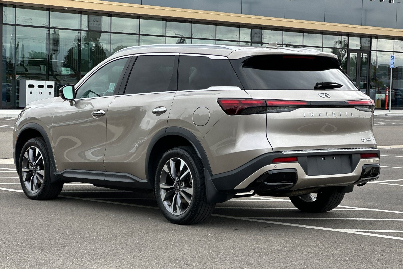 2023 INFINITI QX60 LUXE FWD