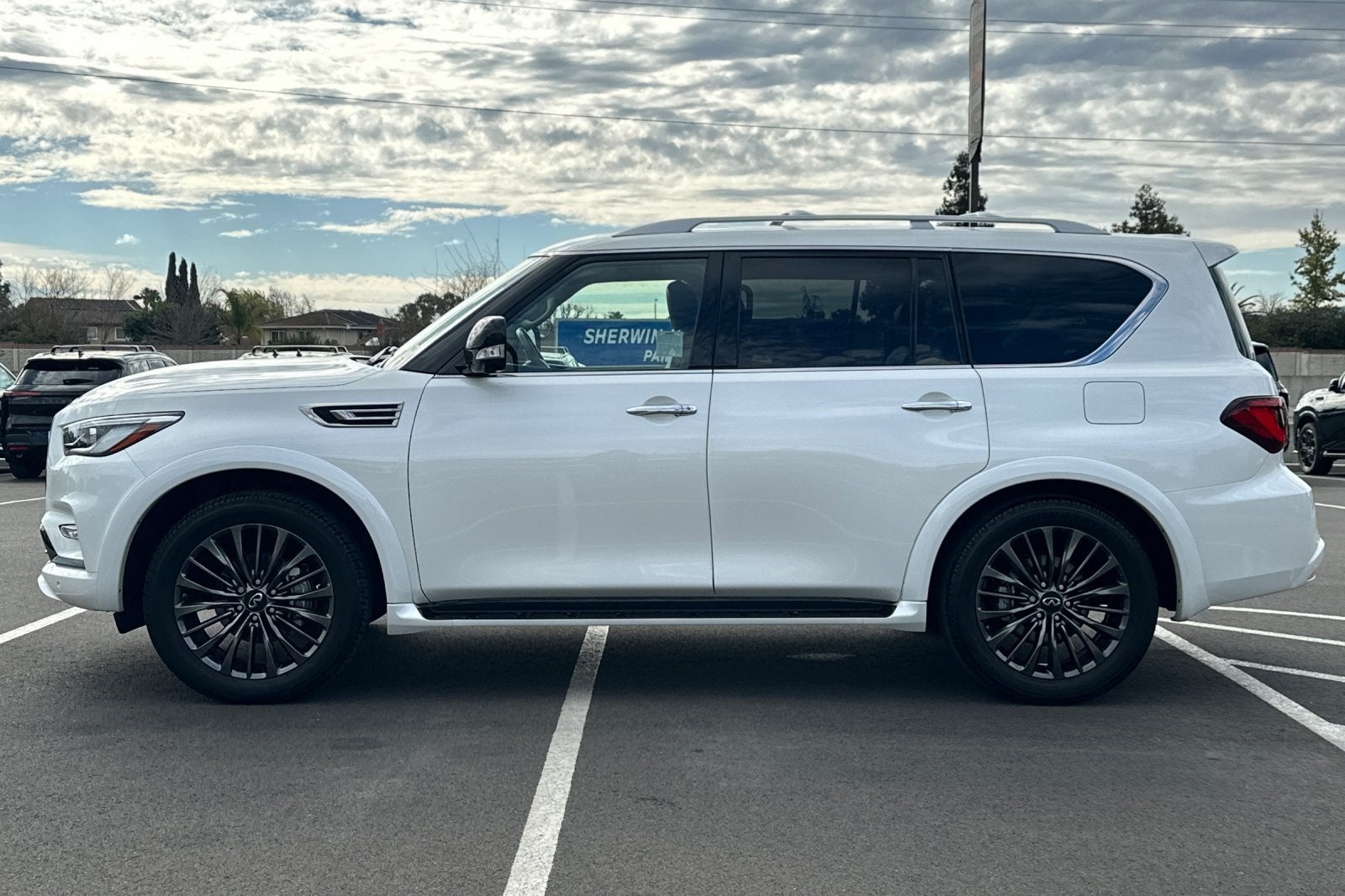 2023 INFINITI QX80 Premium Select