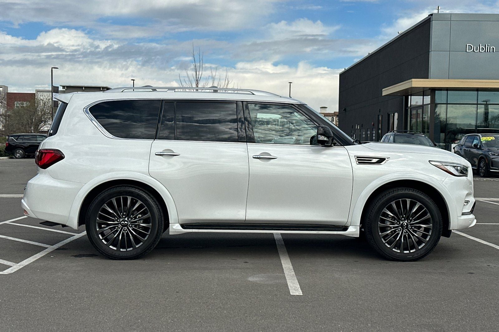 2023 INFINITI QX80 Premium Select