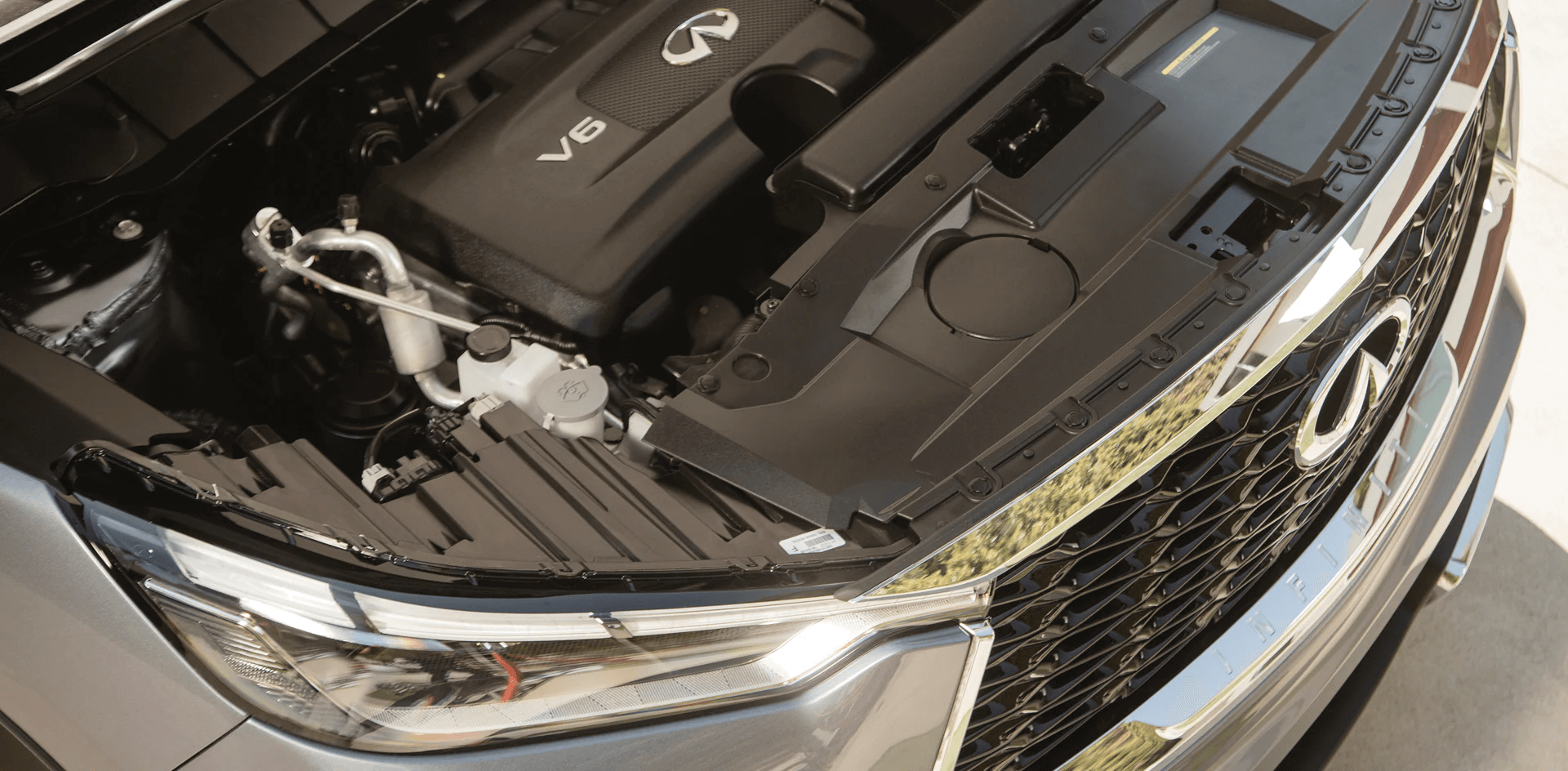 Infiniti V6 engine under the hood